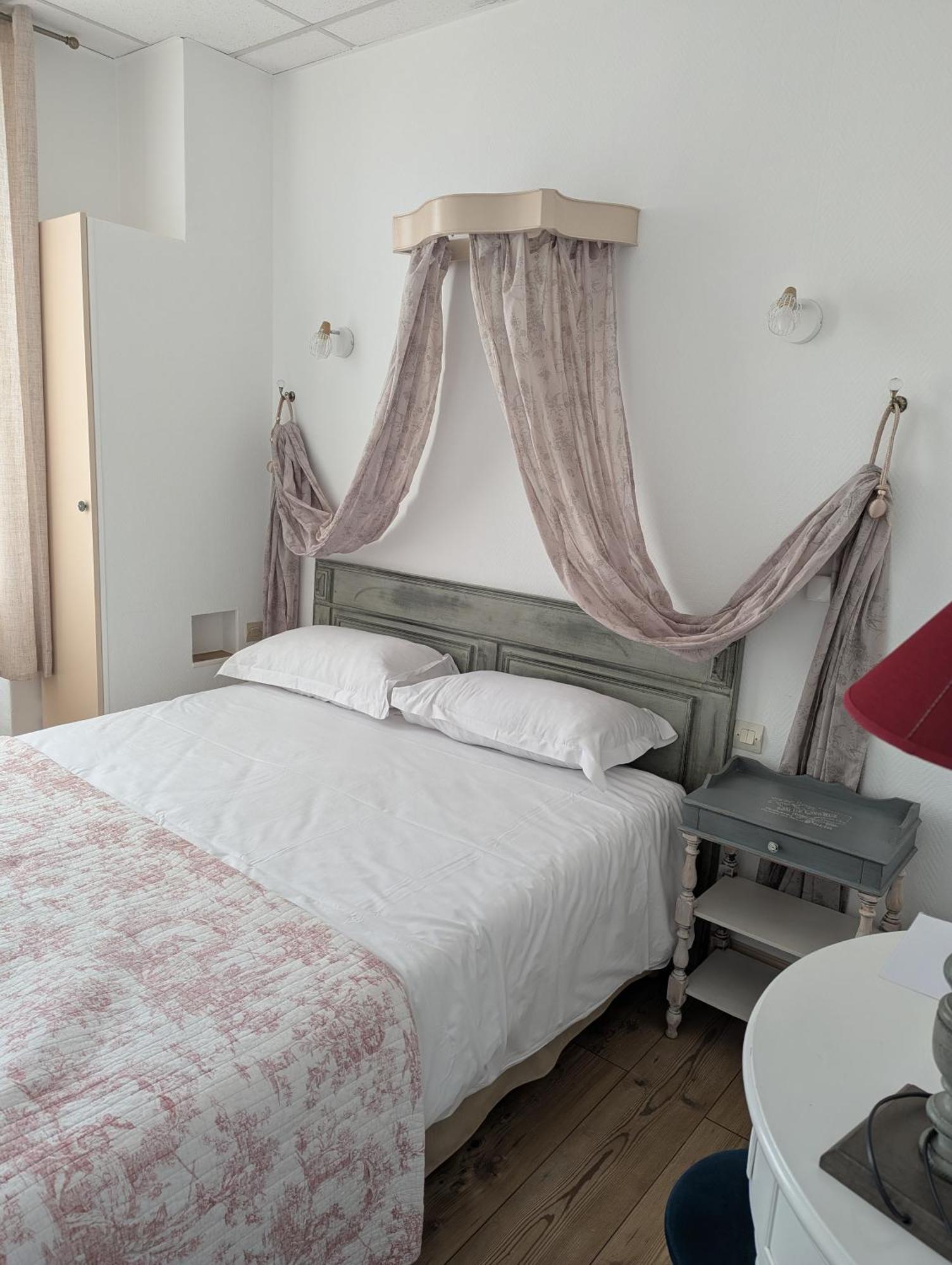 Hôtel du Parc Montélimar Quarto foto